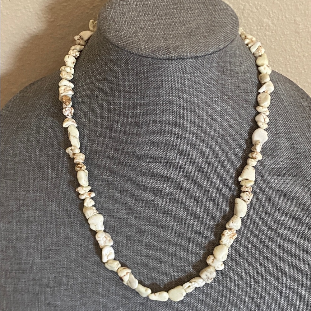 ‘White Turquoise‘ Style Howlite Beaded Necklace